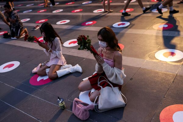 Люди молятся в храме Тримурти на День святого Валентина в Бангкоке