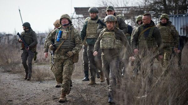 Президент Украины Владимир Зеленский на боевой позиции украинских военных на Донбассе