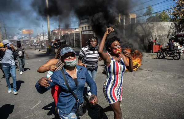 Рабочие фабрики требуют повышения зарплаты во время акции протеста в Порт-о-Пренсе