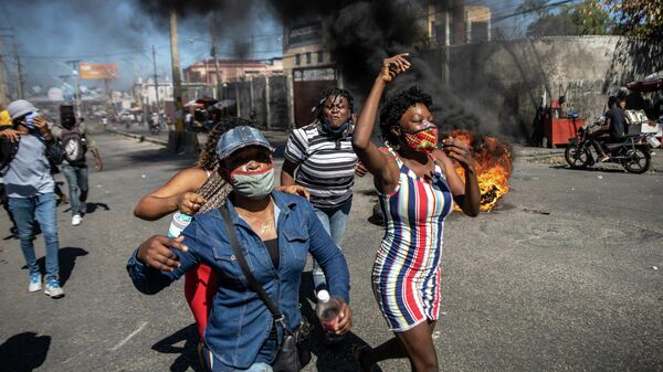 Жители Гаити во время протестов