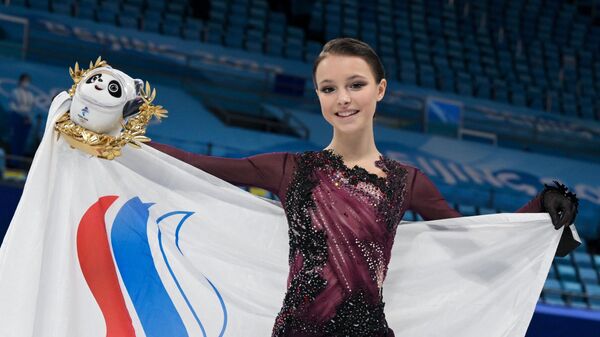 Анна Щербакова, занявшая 1-е место в женском одиночном катании на соревнованиях по фигурному катанию на XXIV зимних Олимпийских играх в Пекине