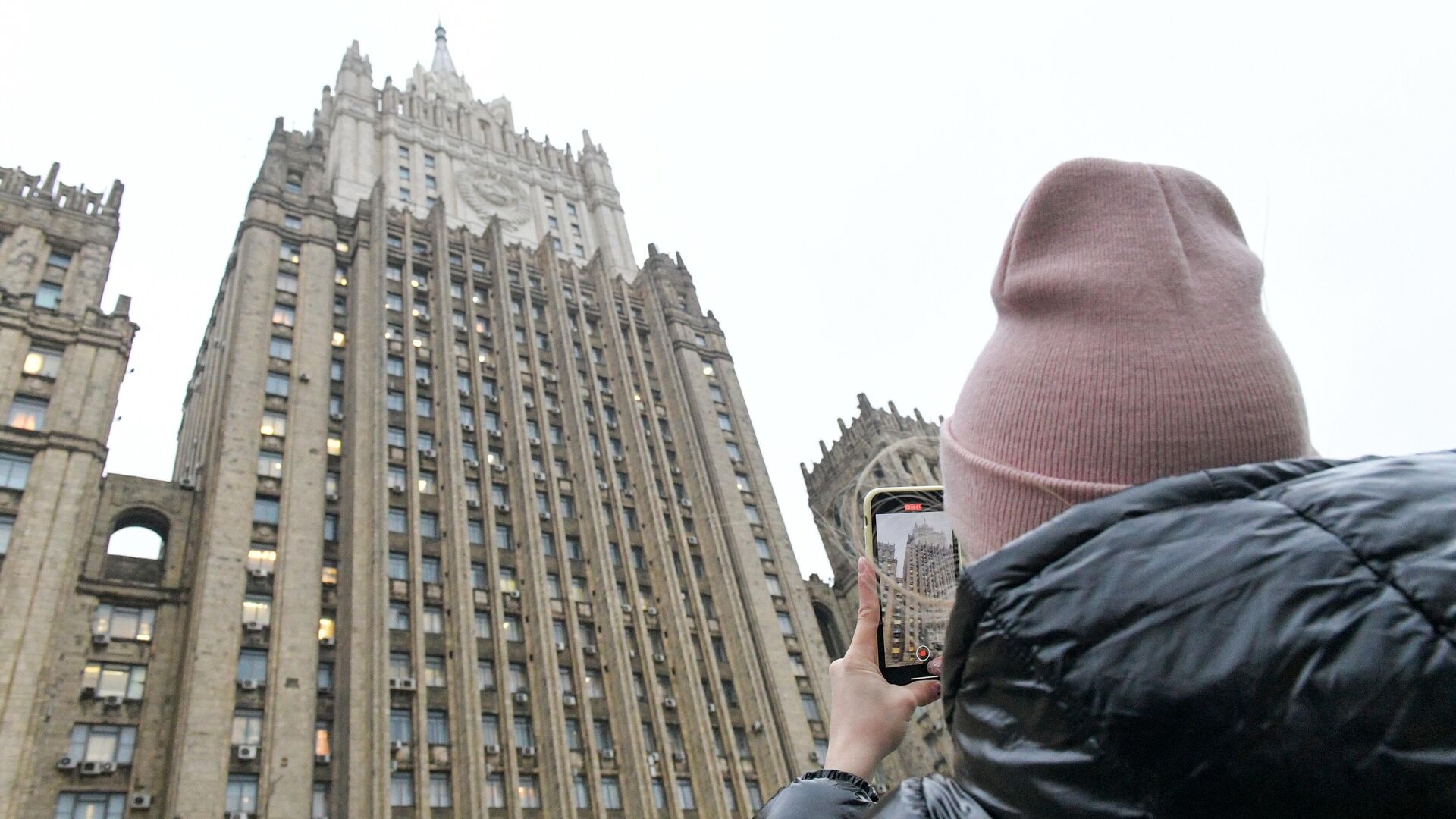 Девушка фотографирует здание Министерства иностранных дел РФ на Смоленской площади в Москве - РИА Новости, 1920, 02.03.2022