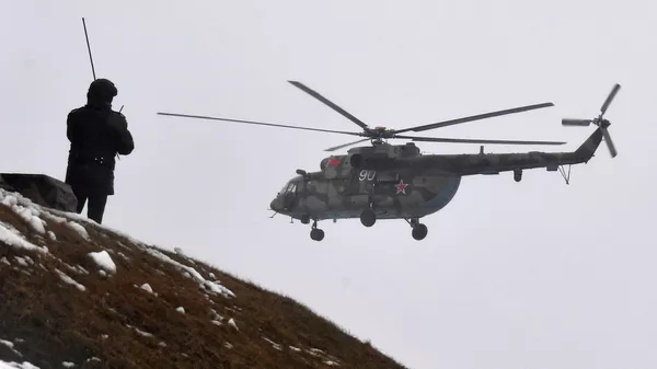 Вертолет Ми-8 во время учений вооруженных сил Белоруссии и России Вертолет Ми-8 во время учений вооруженных сил Белоруссии и России