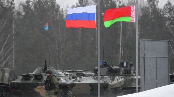 Флаги России и Белоруссии на полигоне Осиповичский во время учений Союзная решимость-2022