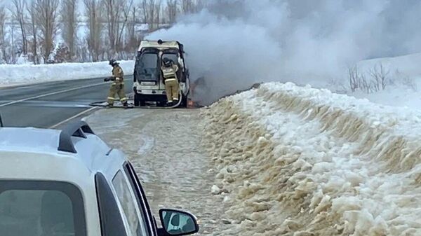 Машина скорой помощи сгорела на дороге в Саратовской области