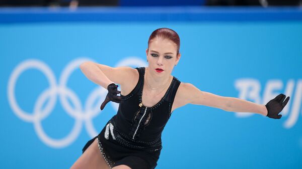 Российская спортсменка Александра Трусова выступает в произвольной программе женского одиночного катания
