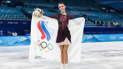 Анна Щербакова, занявшая 1-е место в женском одиночном катании на соревнованиях по фигурному катанию на XXIV зимних Олимпийских играх в Пекине