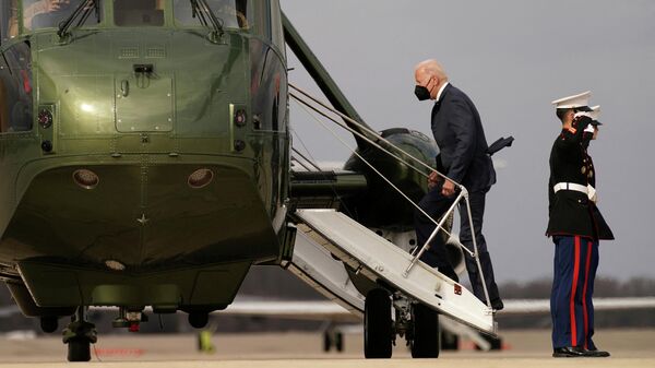 Президент США Джо Байден во время посадки в вертолет 