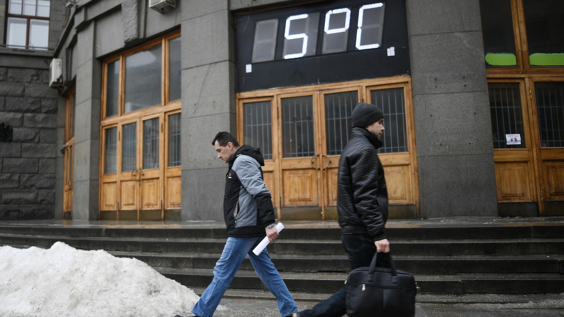Электронное табло с температурой на здании Центрального Телеграфа в Москве - РИА Новости, 1920, 12.12.2022