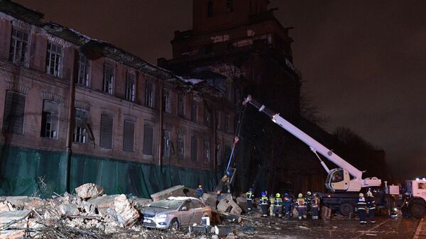 Сотрудники МЧС у здания бывшего завода Красный треугольник в Санкт-Петербурге, где произошло обрушение фасада
