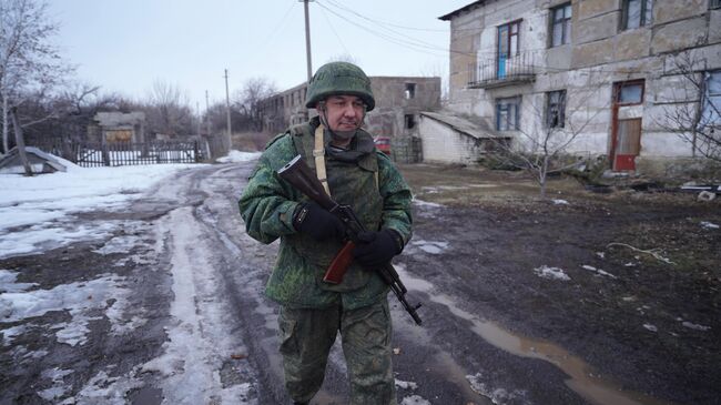 Военнослужащий ЛНР на линии соприкосновения в Луганской области