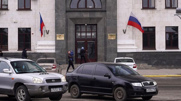 Флаги ЛНР на здании Народного Совета города Луганска