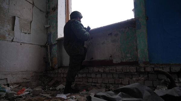 Военнослужащий ЛНР в разрушенной школе на линии соприкосновения в Луганской области