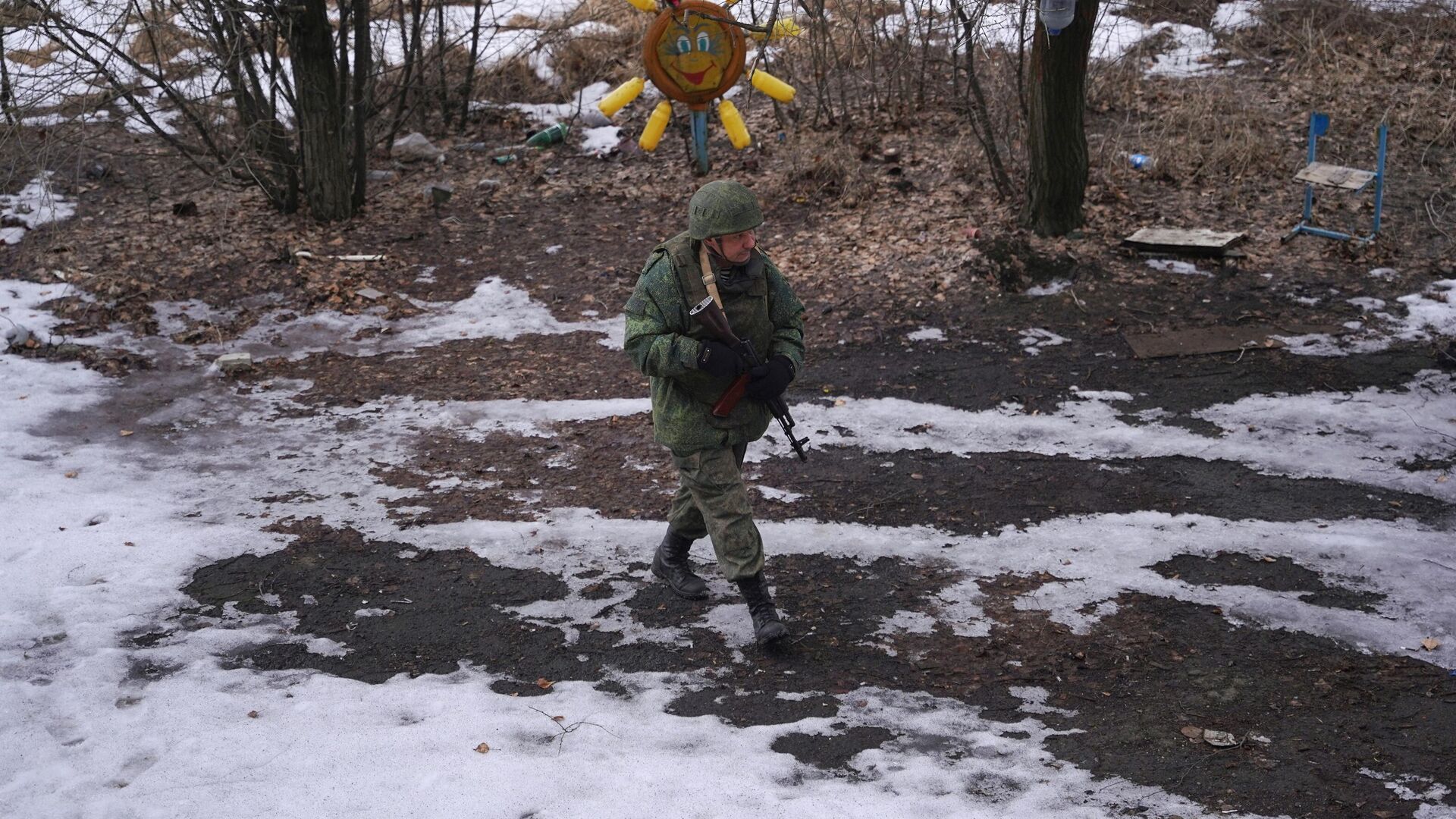 Военнослужащий ЛНР на линии соприкосновения в Луганской области - РИА Новости, 1920, 24.02.2022