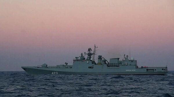 Фрегат Черноморского флота у побережья Крыма. Архивное фото
