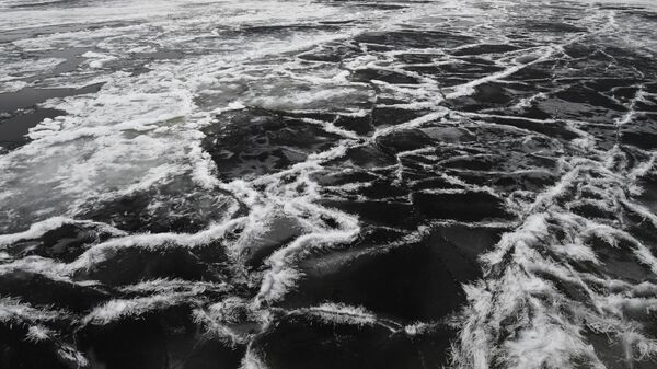 Во льдах Онежского озера во время движения по Волго-Балтийскому водному пути