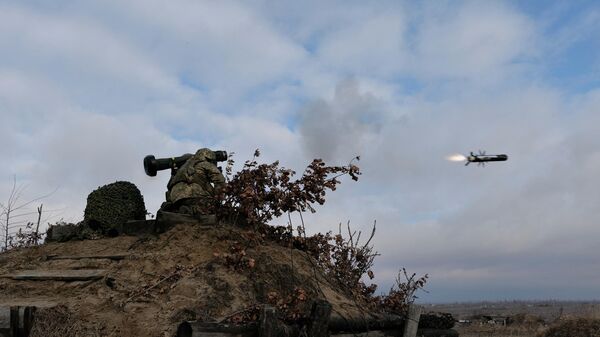 Украинские военнослужащие запускают противотанковую ракету Джавелин во время учений