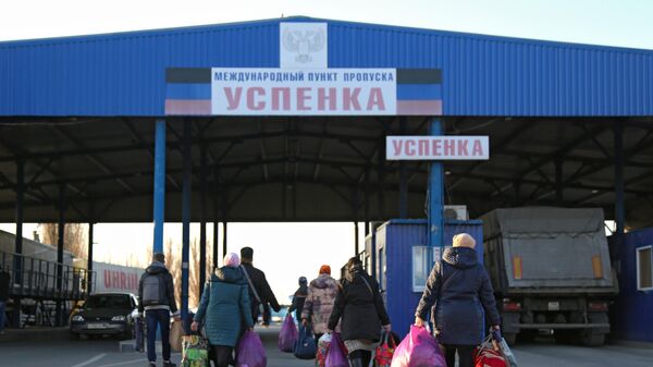 Люди на контрольно-пропускном пункте Успенка в Донецкой области