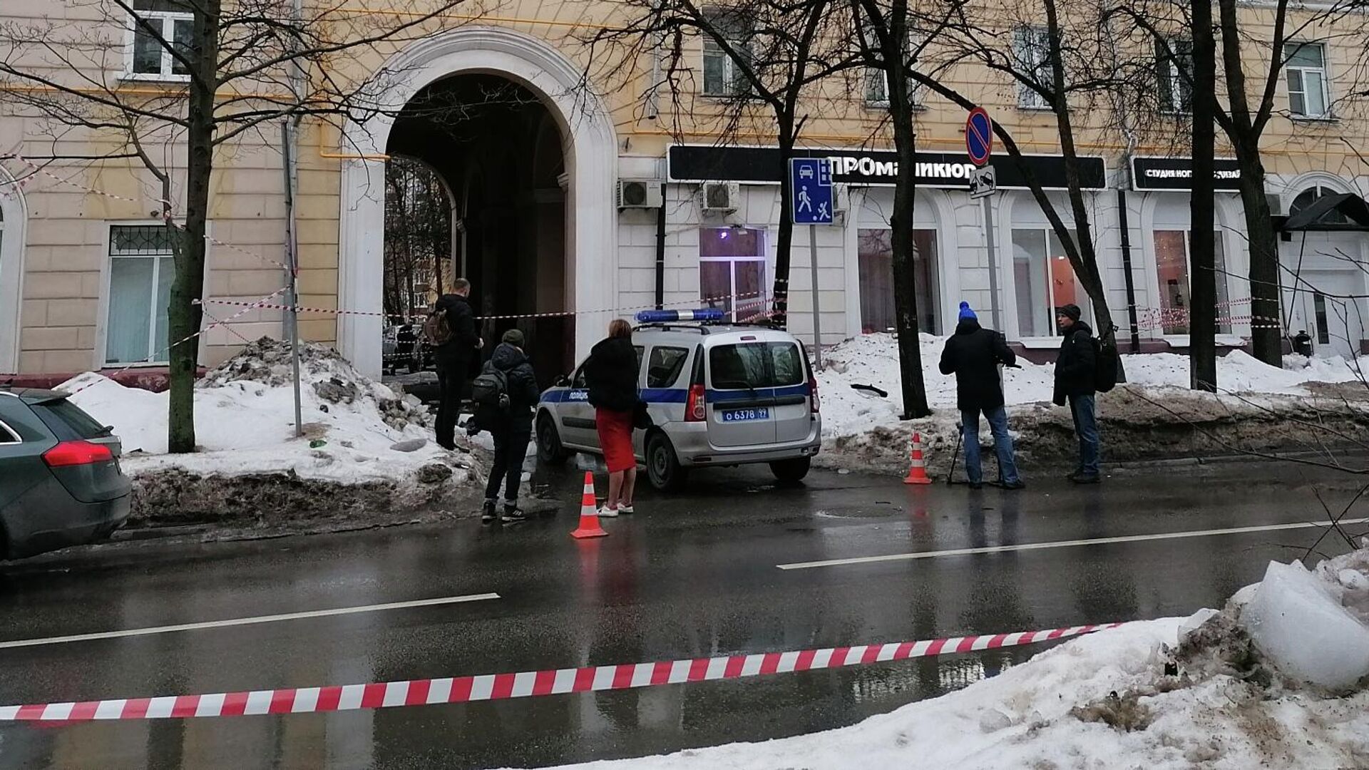 На месте гибели женщины от падения наледи с крыши в Москве - РИА Новости, 1920, 18.02.2022