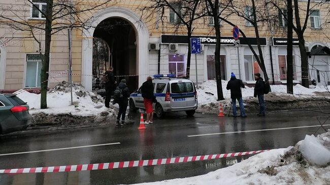 На месте гибели женщины от падения наледи с крыши в Москве