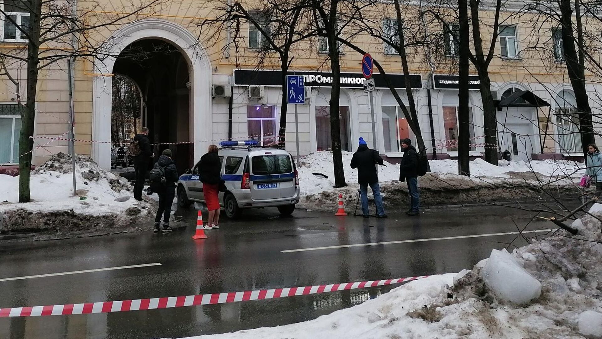 На месте гибели женщины от падения наледи с крыши в Москве - РИА Новости, 1920, 18.02.2022