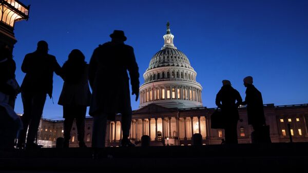 Люди у здания Капитолия в Вашингтоне. 2020 год 