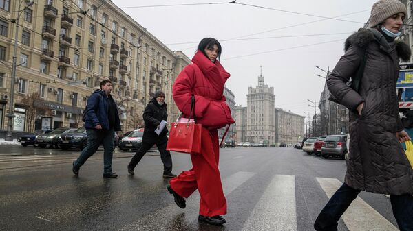 Прохожие переходят дорогу в Харькове