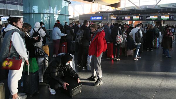 Пассажиры в международном аэропорту Борисполь в Киеве