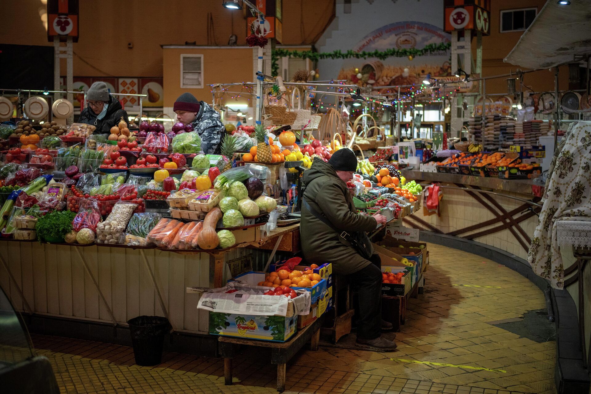 Продавцы на рынке в центре Киева - РИА Новости, 1920, 18.02.2022