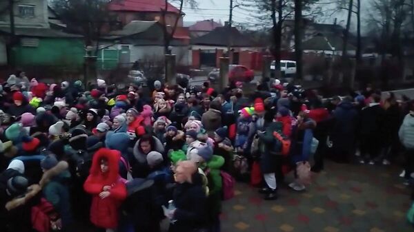 Эвакуация воспитанников Донецкой школы-интерната №1. Кадр видео
