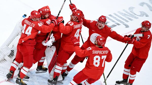 Игроки сборной России (команда ОКР) радуются победе в полуфинальном матче по хоккею среди мужчин между сборными командами России (ОКР) и Швеции на XXIV зимних Олимпийских играх 2022