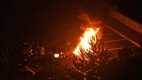На месте взрыва на парковке возле здания Дома Правительства в Донецке