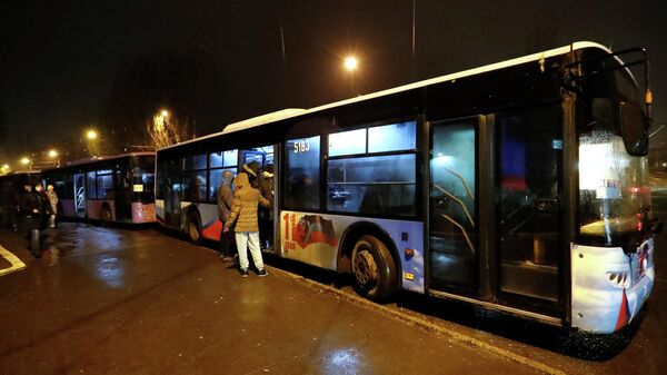 Автобусы для эвакуации местных жителей в Донецке