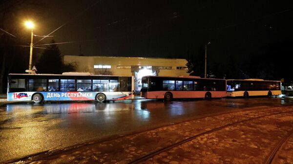 Автобусы для эвакуации местных жителей в Донецке