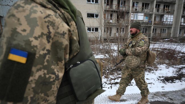 Украинские военные на линии соприкосновения в Донбассе