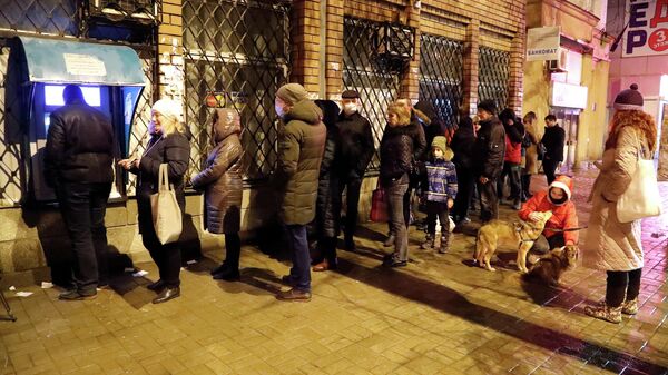 Люди в очереди у банкомата в Донецке