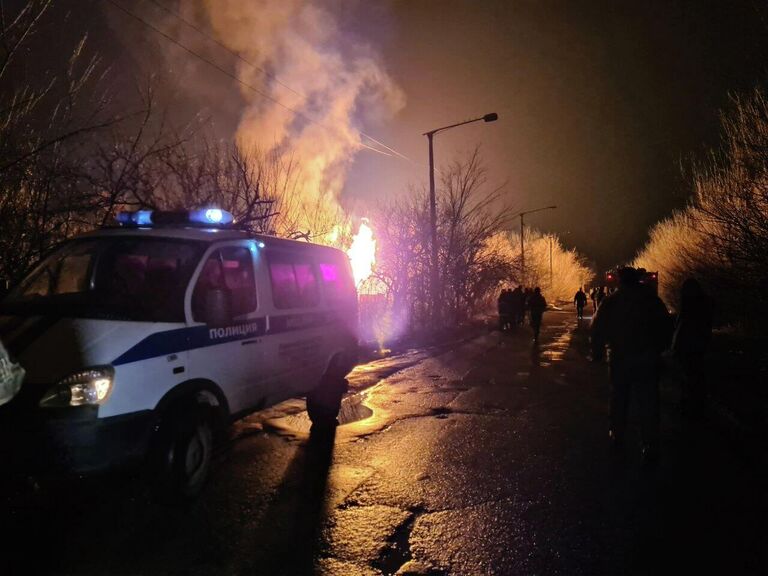 Пожар на месте второго взрыва в Каменнобродском районе Луганска