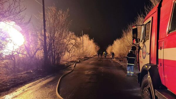 Пожар на месте второго взрыва в Каменнобродском районе Луганска