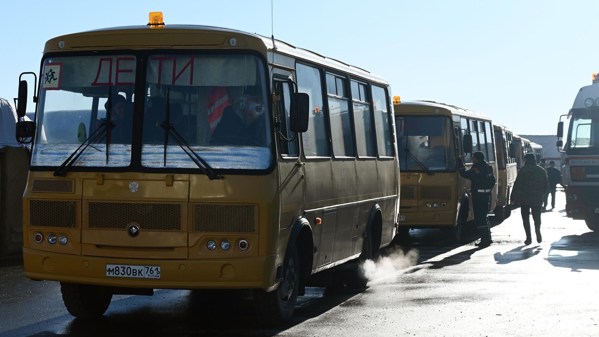 Автобусы на контрольно-пропускном пункте Матвеев Курган в Ростовской области - РИА Новости, 1920, 20.02.2022