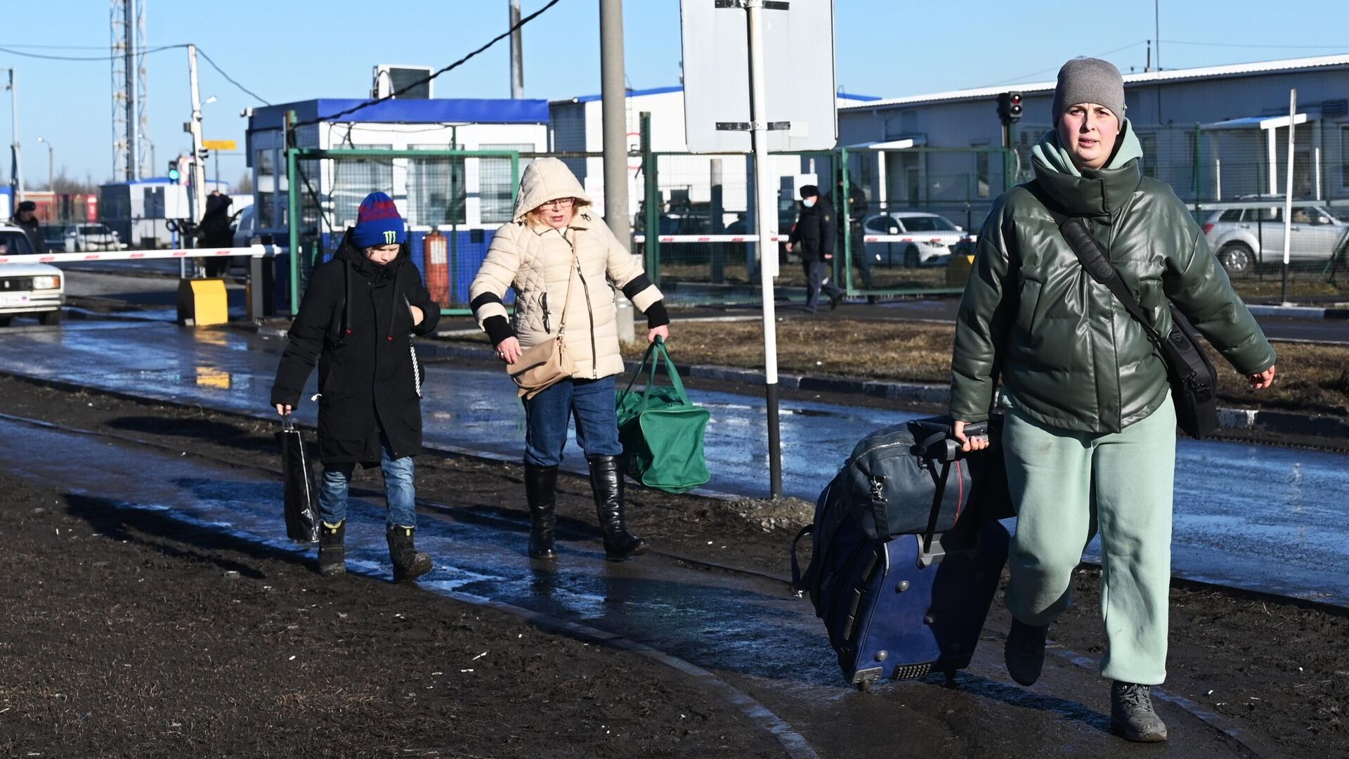 Люди на контрольно-пропускном пункте Матвеев Курган в Ростовской области - РИА Новости, 1920, 20.02.2022