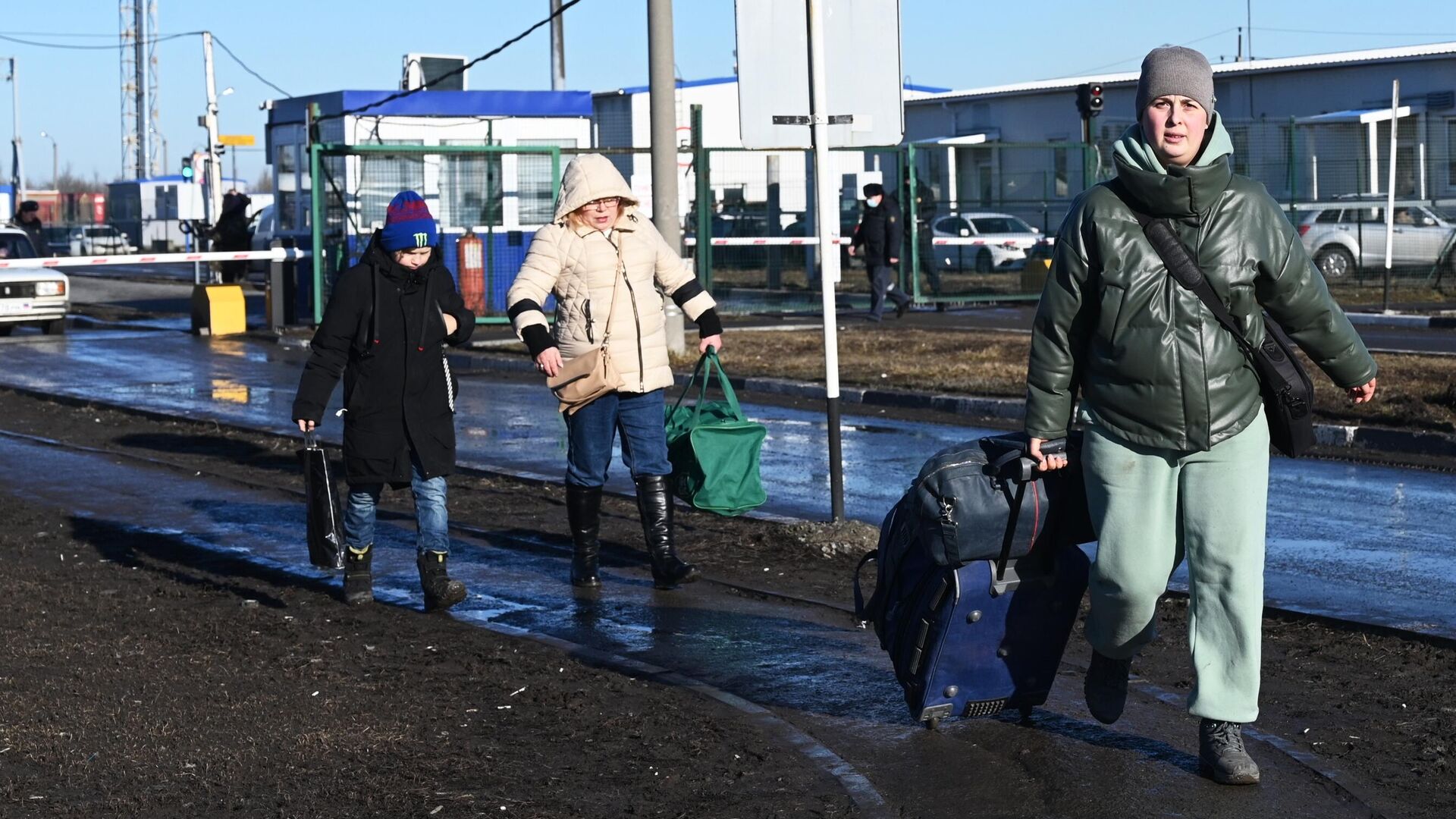 Люди на контрольно-пропускном пункте Матвеев Курган в Ростовской области - РИА Новости, 1920, 19.02.2022