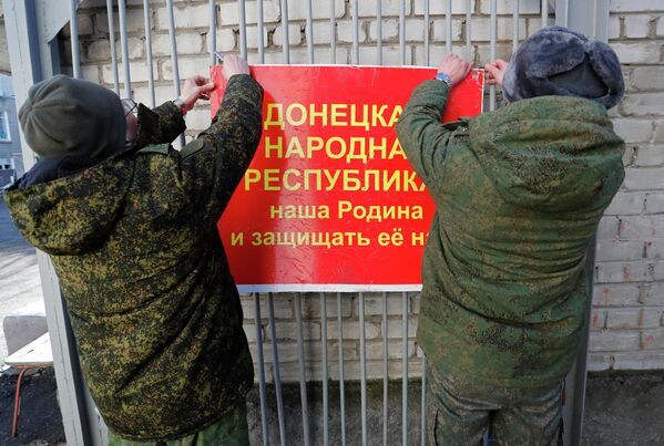 Военнослужащие Народной милиции ДНР на мобилизационном пункте в Донецке