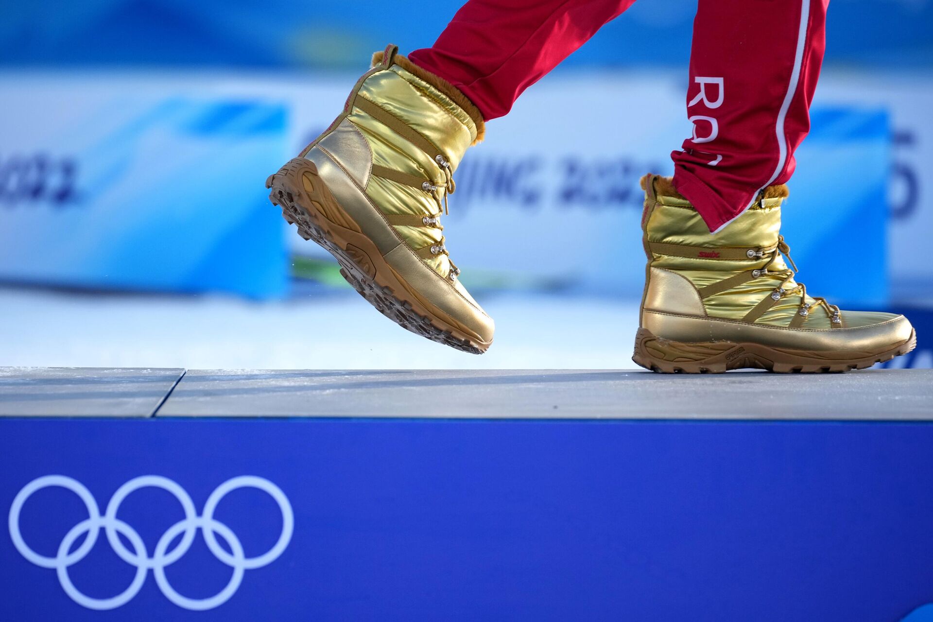 Обувь золотого цвета на ногах Александра Большунова - РИА Новости, 1920, 19.02.2022