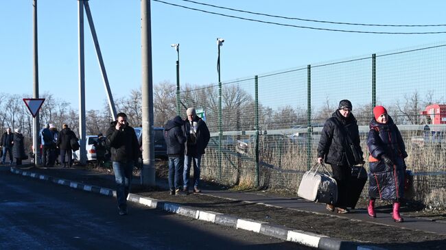 Люди на контрольно-пропускном пункте Матвеев Курган в Ростовской области