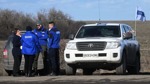 Представители мониторинговой миссии ОБСЕ у контрольно-пропускного пункта Успенка в Донецкой области