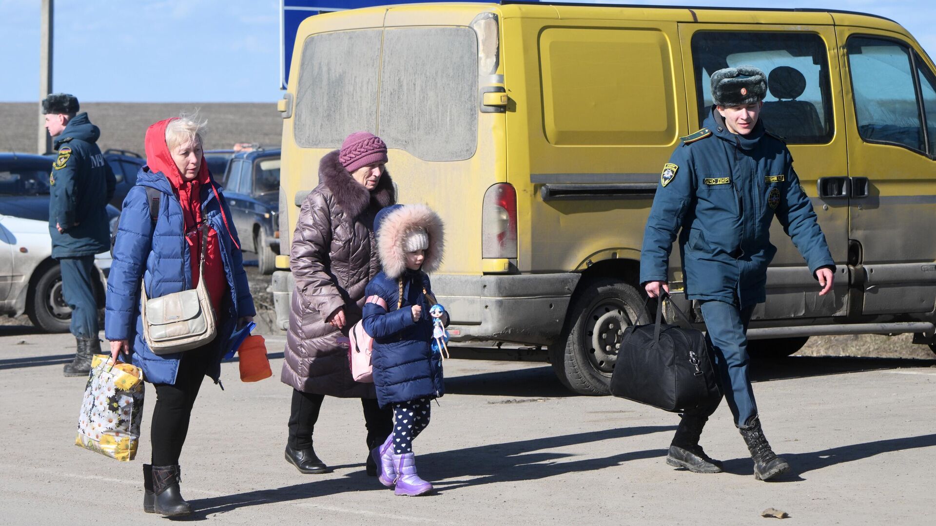 Граждане ДНР у контрольно-пропускного пункта Успенка в Донецкой области - РИА Новости, 1920, 19.02.2022