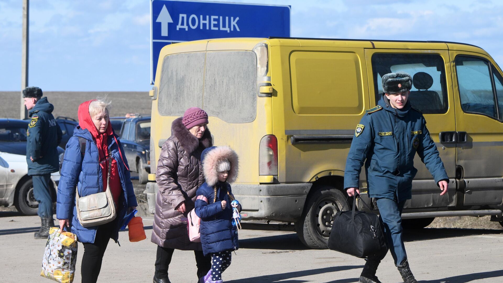 Граждане ДНР у контрольно-пропускного пункта Успенка в Донецкой области - РИА Новости, 1920, 19.02.2022