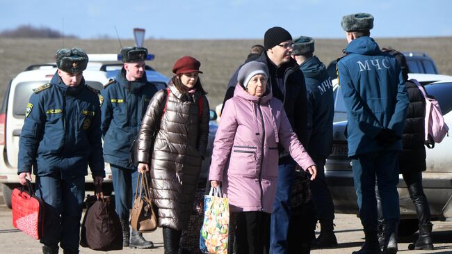 Сотрудники МЧС ДНР оказывают помощь гражданам у контрольно-пропускного пункта Успенка в Донецкой област