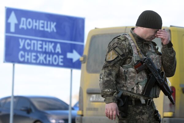 Военнослужащий ДНР у контрольно-пропускного пункта Успенка в Донецкой области