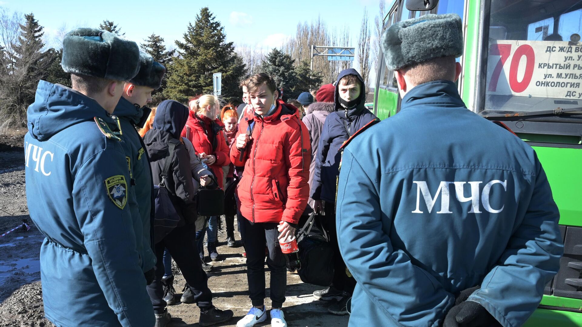 Сотрудники МЧС ДНР оказывают помощь гражданам у контрольно-пропускного пункта Успенка в Донецкой области - РИА Новости, 1920, 20.02.2022